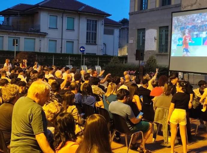 In centinaia a Venaria davanti al maxischermo per tifare gli Azzurri. Un'iniziativa di Fondazione Via Maestra